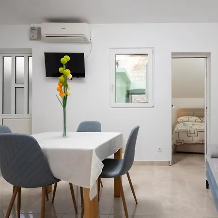 Daire Lovely Ivana In Centre With Terrace